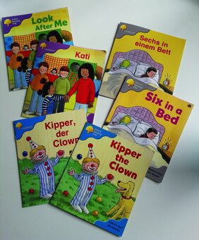 Bücher für die Grundschule in englischer und deutscher Sprache nebeneinander